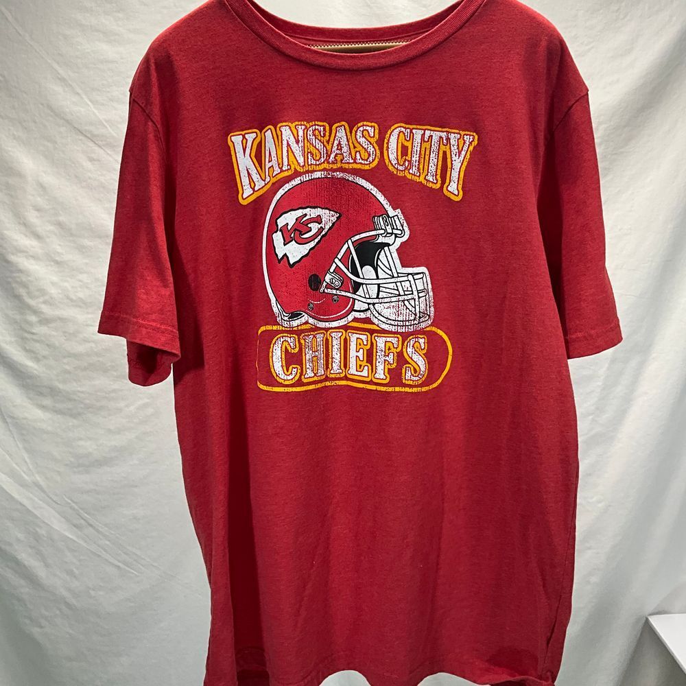 NFL Team Apparel Kansas City Chiefs Football Graphic T-Shirt Red Helmet Logo‎ XL